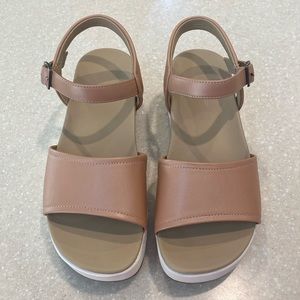 Abeo Devyn Buckle Sandal, size 7, rose gold